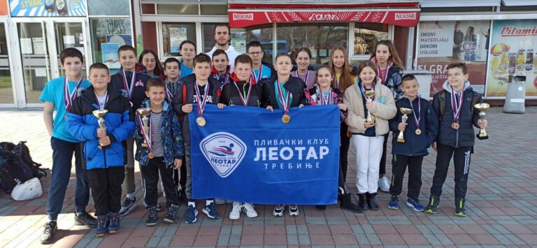Grupna fotografija dece koja treniraju plivanje u PK Leotar iz Trebinja, kako ilustracija za softver za sportske klubove